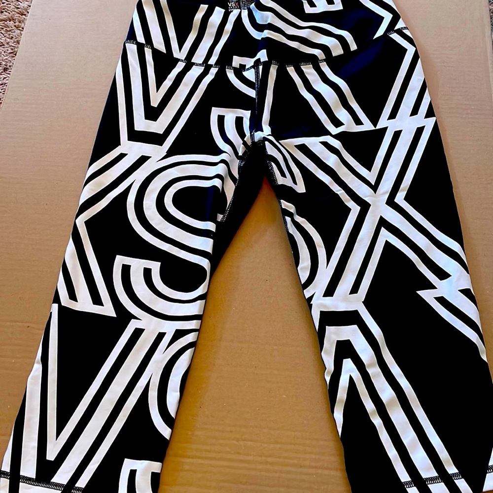 Victoria’s Secret Sport Capri length logo leggings